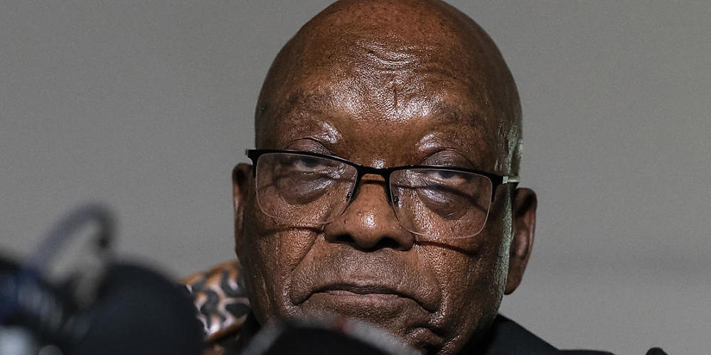 ARCHIV - Der ehemalige Präsident Jacob Zuma dpricht  in seinem Haus in Nkandla, Provinz KwaZulu-Natal, Südafrika. Zuma verließ sein Haus, um sich den Behörden zu übergeben, um eine 15-monatige Haftstrafe anzutreten. Foto: Shiraaz Mohamed/AP/dpa
