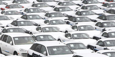 Sportwagen der Marke Posche stehen zum Export bereit (Archivbild).