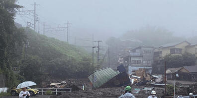 HANDOUT - Eine Straße ist nach starkem Regen mit Schlamm, Geröll und Trümmern bedeckt. Eine enorme Schlammlawine infolge schwerer Regenfälle hat in Japan mehrere Wohnhäuser zerstört. (Aufnahme vom 3.7.2021) Foto: --/Satoru Watanabe/AP/dpa - ACHTUN...