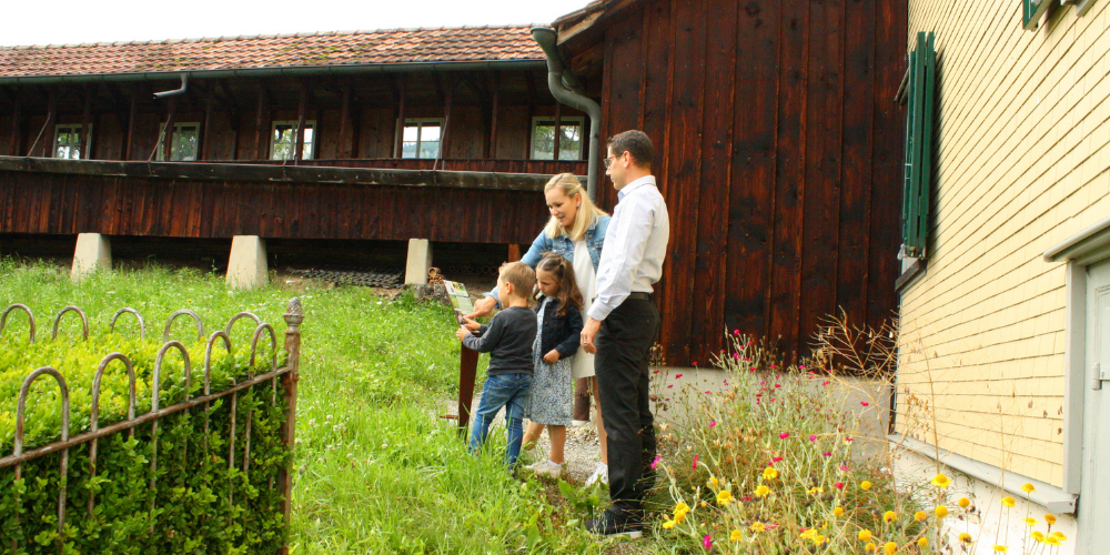 Gemeindepräsident Alexander Breu besucht mit seiner Familie den neuen Schaugarten.