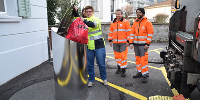 Daniela Huser von der Abteilung Bau und Umwelt der Gemeinde Lachen zeigt, wie es geht: Deckel auf, roter Güselsack rein.  (Foto: Stefan Grüter)