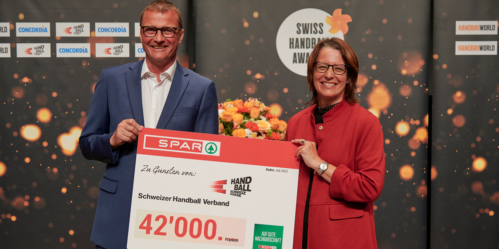 Karin Locher, Leiterin Marketing Spar Gruppe überreicht Roger Keller, Leiter Marketing SHV den Check über 42'000 Franken. Sie bedankt sich bei allen Kunden, die die Spar Handball App rege nutzten und freut sich auf weiterhin viele Nutzer. 