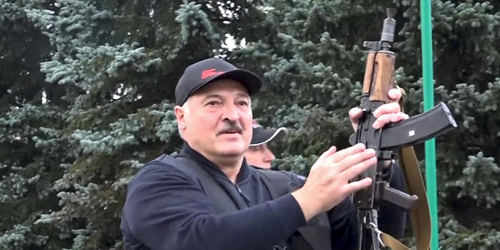 Der belarussische Diktator Alexander Lukaschenko hantiert mit einem Maschinengewehr (Archivbild).