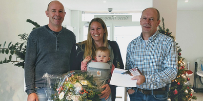 von links: Gemeinderat Werner Becker, die 100'000ste Besucherin Andrea Mächler, Betriebsleiter Heinz Hickert