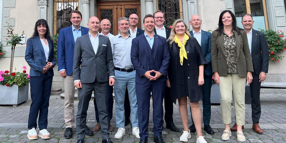 Bild: v.l.n.r. Marion Fringer &ndash; Gesch&auml;ftsf&uuml;hrerin KGV, Patrick Strasser &ndash; Regierungsrat, Antonino Alibrando &ndash; Vorstand KGV/Pr&auml;sident Gewerbeverein Stein am Rhein, Roger Meier &ndash; Vizepr&auml;sident KGV/Pr&auml;sident Gewerbeverein Klettgau, Dani Romay - Vorstand KGV/Pr&auml;sident Baumeisterverband Schaffhausen-Weinland, Dr. Stefan Bilger &ndash; Staatsschreiber, Luca Jaquet - Pr&auml;sident KGV, Marcel Montanari &ndash; Regierungsrat, Dr. Cornelia Stamm Hurter &ndash; Regierungsratspr&auml;sidentin, Martin Kessler &ndash; Regierungsrat, Helena Eggli - Vorstand KGV, Dino Tamagni - Regierungsrat