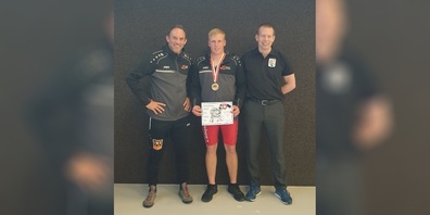 Die Dellegation des Ringer-Club Rapperswil-Jona: (v.l.n.r) Stefan Ammann (Trainer), Vizemeister Lukas Schwyter und unser Kampfrichter Thomas Kipfer