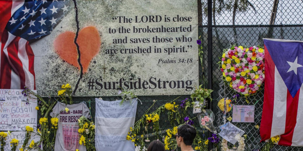 Erinnerungen, persönliche Gegenstände und Blumen sind an der Surfside Wall of Hope  Memorial zu sehen. Zwei Wochen nach dem Einsturz eines Wohnhauses bei Miami besteht kaum noch Hoffnung, Überlebende in den Trümmern zu finden. Man gehe nun von ein...