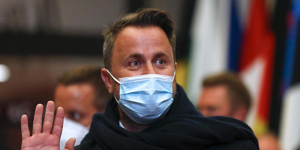 ARCHIV - Xavier Bettel, Premierminister von Luxemburg, verlässt den EU-Gipfel. Nach seiner Covid-19-Erkrankung hat Bettel das Krankenhaus wieder verlassen können, teilte die Regierung am Donnerstag mit. Seine Amtsgeschäfte werde er an diesem Freit...