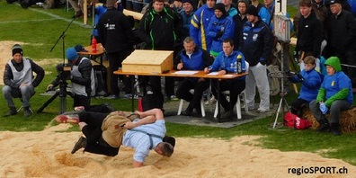„Luftkampf“ zwischen Sämi Giger und David Schmid beim Anschwingen am Thurgauer Kantonalen Schwingfest 2019 in Frauenfeld.