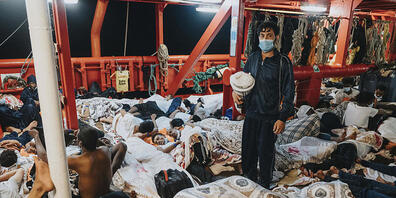 dpatopbilder - HANDOUT - Migranten schlafen auf dem Deck des Rettungsschiffs Ocean Viking. Foto: Flavio Gasperini/SOS Mediterranee/AP/dpa - ACHTUNG: Nur zur redaktionellen Verwendung im Zusammenhang mit der aktuellen Berichterstattung und nur mit ...