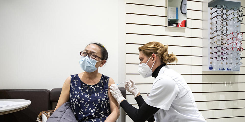 Nach Ansicht von Martine Ruggli, Präsidentin von Pharmasuisse, sollten Impfzentren in Testzentren umfunktioniert werden können. (Archivbild)