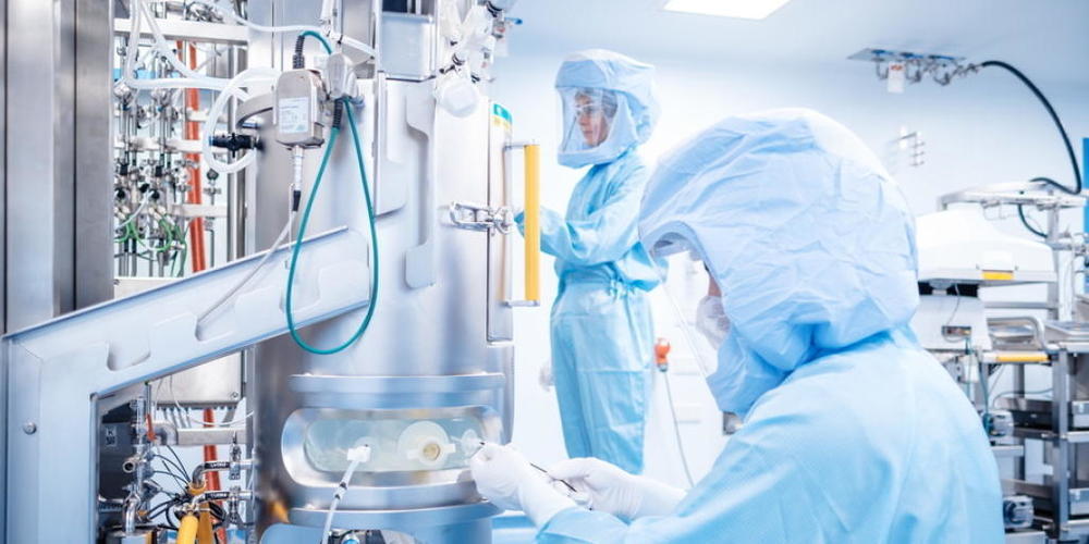 Den Präpandemischen Zustand wird die Welt nicht wieder herstellen können, kommt eine am Freitag veröffentlichte Studie zum Schluss. Wird aber fortlaufend weitergeimpft und aufgefrischt, könnte das Virus in manchen Gegenden eliminiert werden. (Symb...