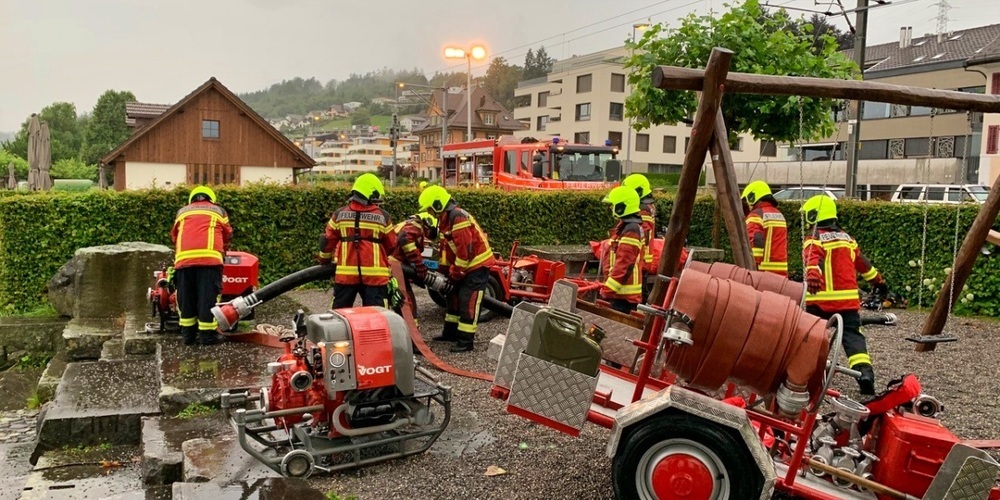 Als Übung musste die Feuerwehr Uznach-Schmerikon Personen von einem «brennenden» Schiff retten.