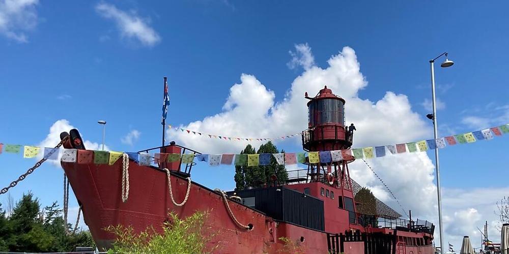 Das 550 Tonnen schwere Leuchtturmschiff macht auf dem zwischengenutzten Basler Hafenareal seiner Bezeichnung alle Ehre.