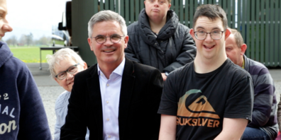 Vor kurzem wurde ein Filmfertig gestellt, der auf sympathische Weise das Rhyboot und seine Angebote vorstellt. Auf unserem Bild: Szene aus dem Film mit Geschäftsführer Patrick Benz und Rhyboot-Mitarbeitende. 