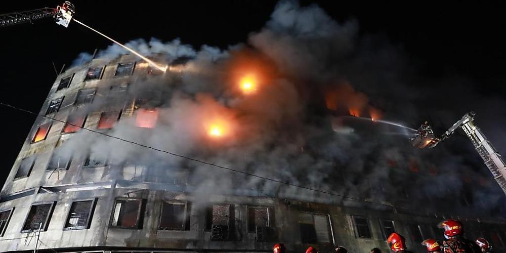 Feuerwehrleute löschen einen Brand in einem Gebäude einer Lebensmittelfabrik in Dhaka. Nach Angaben der Behörden sind mindestens 52 Menschen ums Leben gekommen. Foto: Harun-Or-Rashid/ZUMA Wire/dpa