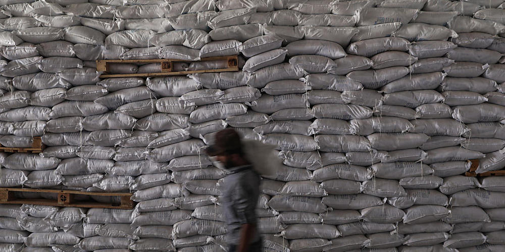 Ein Mann entlädt Pakete mit Lebensmitteln des Welternährungsprogramms der Vereinten Nationen in Syrien. Foto: Anas Alkharboutli/dpa