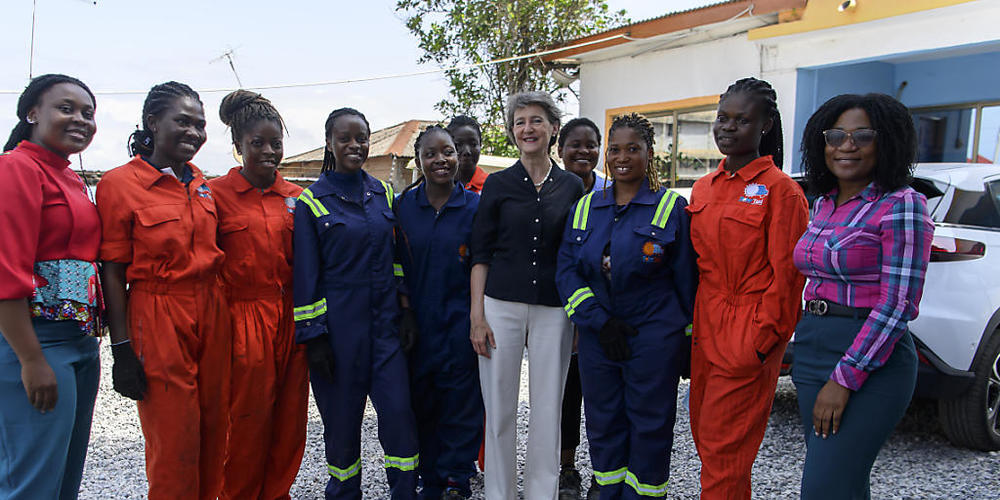 Bundesrätin Simonetta Sommaruga in Ghana mit jungen Frauen, die sich im Unternehmen Solartaxi zu Mechanikerinnen ausbilden lassen und Elektrofahrzeuge bauen.