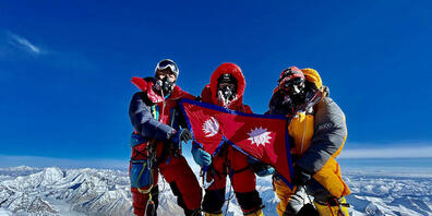 ILLUSTRATION - Nima Lhamu Sherpa (M) steht mit ihren Brüdern auf dem Gipfel des Mount Everest. Foto: Grace Best/Nima Lhamu Sherpa/dpa - ACHTUNG: Nur zur redaktionellen Verwendung im Zusammenhang mit der Berichterstattung über die Geschwister auf d...