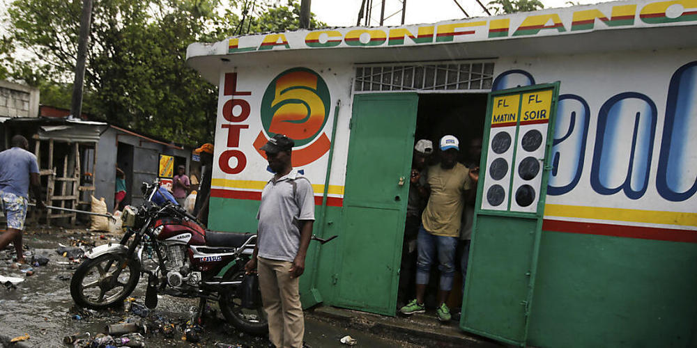 Trümmer liegen auf einer Straße, verursacht durch eine Wasserflut, die durch starke Regenfälle über Port-au-Prince, Haiti, zwei Tage nachdem der haitianische Präsident Jovenel Moise in seinem Haus ermordet wurde. Foto: Fernando Llano/AP/dpa