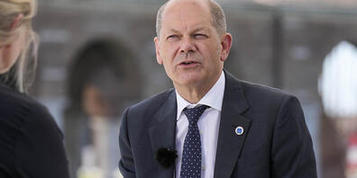 Der deutsche Bundesfinanzminister und SPD-Kanzlerkandidat Olaf Scholz während eines Interviews mit einem Fernsehsender im Rahmen des G20-Gipfels der Wirtschafts- und Finanzminister. Foto: Luca Bruno/AP/dpa