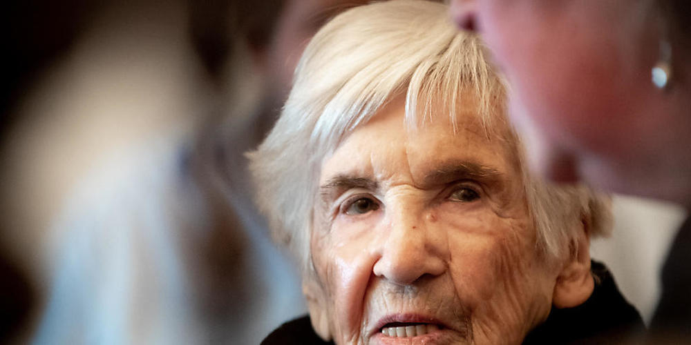 ARCHIV - Die Holocaust-Überlebende Esther Bejarano sitzt im Zuschauerraum im Sitzungssaal des Landgerichts Hamburg zu Beginn eines weiteren Prozesstages gegen einen ehemaligen SS-Wachmann des Konzentrationslagers Stutthof. Foto: Christian Charisiu...