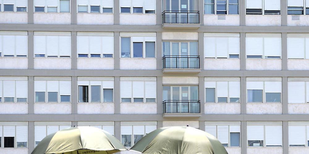 Journalisten warten vor der Poliklinik «Agostino Gemelli», in die Papst Franziskus am 04.07. eingeliefert wurde. Foto: Alessandra Tarantino/AP/dpa