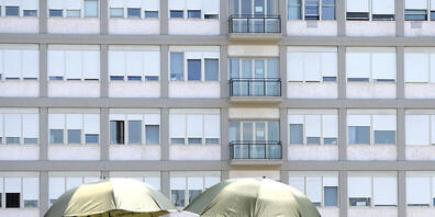 Journalisten warten vor der Poliklinik «Agostino Gemelli», in die Papst Franziskus am 04.07. eingeliefert wurde. Foto: Alessandra Tarantino/AP/dpa