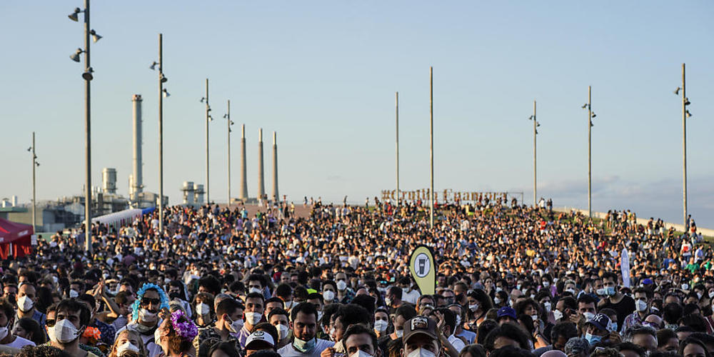 dpatopbilder - Menschen besuchen das Cruilla Musikfestival in Barcelona. Trotz Corona. Foto: Joan Mateu/AP/dpa