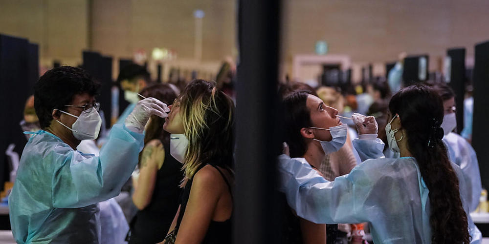 dpatopbilder - Mitarbeiter des Gesundheitswesens sammeln Abstrichproben für einen Corona-Schnelltest vor dem Cruilla-Musikfestival in Barcelona. Foto: Joan Mateu/AP/dpa