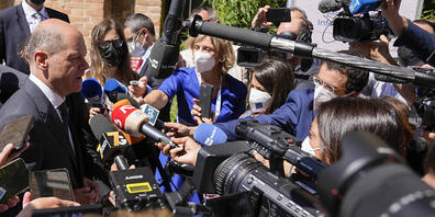 Olaf Scholz (M,l), Bundesfinanzminister und SPD-Kanzlerkandidat, gibt eine Pressekonferenz im Rahmen des G20-Gipfels der Wirtschafts- und Finanzminister. Foto: Luca Bruno/AP/dpa
