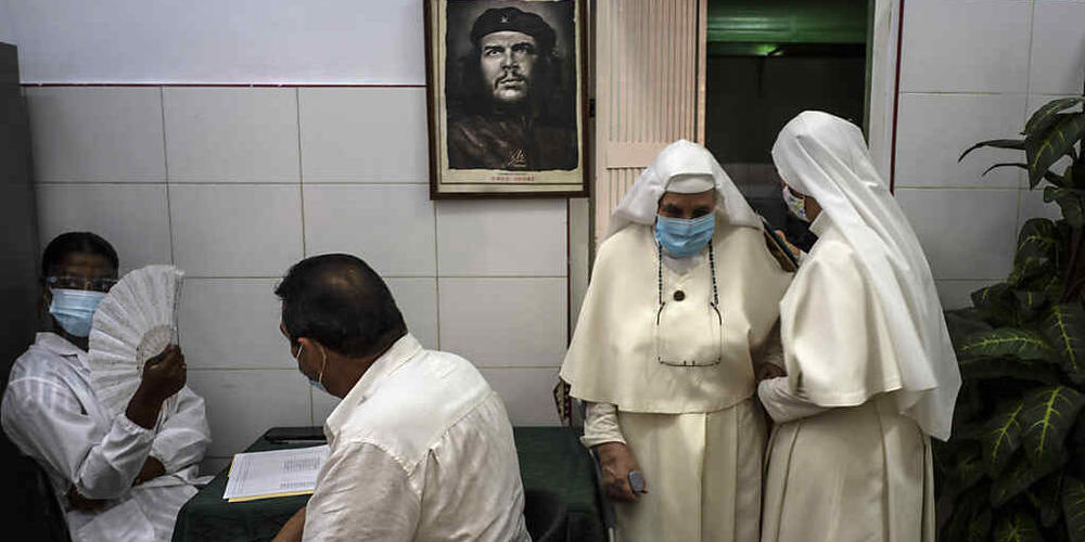 In Havana verlassen zwei Nonnen ein Impfzentrum, nachdem ihnen eine Dosis des kubanischen Corona-Impfstoffs Abdala verabreicht wurde. Foto: Ramon Espinosa/AP/dpa