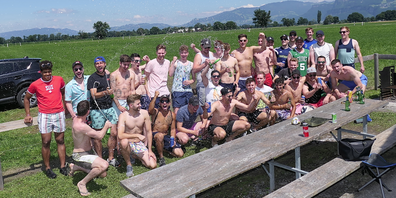 Ein wichtiger Teil der Vorbereitung auf das Cupspiel gegen Grasshoppers war die Schlauchbootfahrt auf dem Binnenkanal; die Züricher können so etwas auf der Limmat ja nicht machen!
