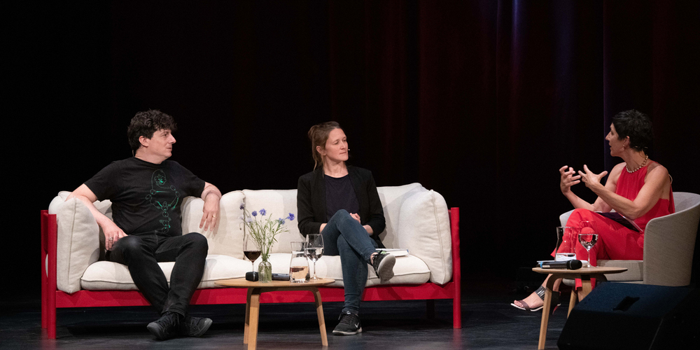 Viel diskutiert wurde bei den Veranstaltungen des Literaturfestivals « Erzählzeit ohne Grenzen» – wie zum Beispiel bei der der Eröffnung im Stadttheater Schaffhausen (auf dem Bild Philipp Theisohn, Martina Clavadetscher und Monika Schärer). 