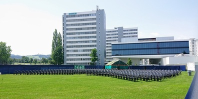 Bestuhlung und Eingangszelt stehen bereits - dies vor der imposanten Kulisse mit BÜHLER Hochhäusern und CUBIC Innovation Campus.