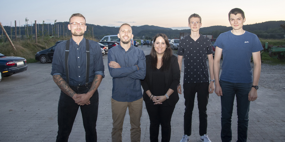 Für ausgezeichnete Leistungen überreichte die Ausbildungsberaterin des Kantons Schaffhausen Miriam Balloi den Rangkandidaten Andreas Kühlem (5,6), Orazio Pisani (5,4), Michael Schmidli (5,5) und Dan Pletscher (5,3) eine Urkunde und zusätzliche Präsente.