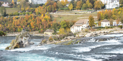Während des Laufs über die SBB-Brücke ist der Rheinfallfelsen auch von hinten zu sehen.