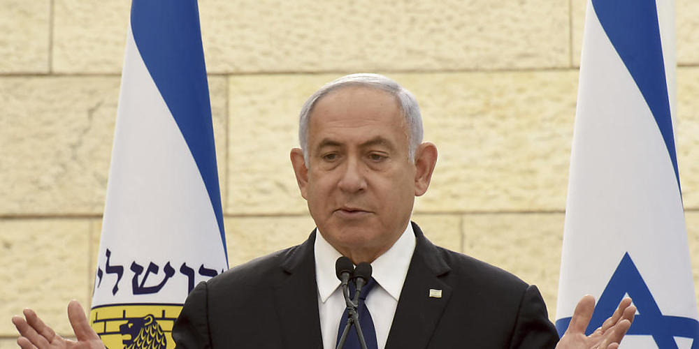 ARCHIV - Benjamin Netanjahu, damals Ministerpräsident von Israel, spricht bei einer Gedenkzeremonie. Foto: Debbie Hill/Pool UPI/AP/dpa