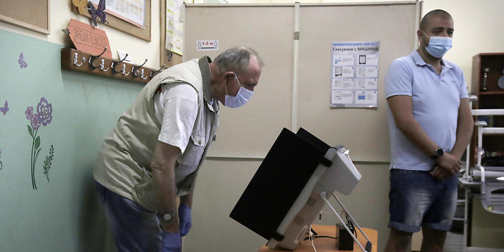 Stimmabgabe in einem Wahllokal in Bulgariens Hauptstadt Sofia. In Bulgarien ist eine neue Parlamentswahl angelaufen, zum zweiten Mal innerhalb von nur gut 100 Tagen. Foto: Valentina Petrova/AP/dpa