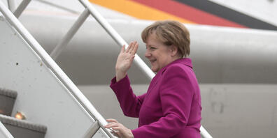 ARCHIV - Bundeskanzlerin Angela Merkel (CDU) steigt in den Airbus A340 «Theodor Heuss» der Flugbereitschaft der Luftwaffe der Bundeswehr. Foto: Michael Kappeler/dpa