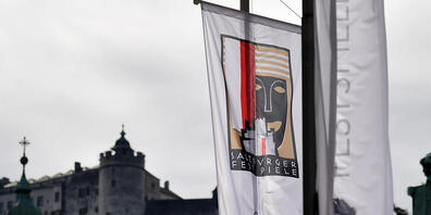 ARCHIV - Die Fahne mit dem Logo der Salzburger Festspiele vor der Festung Hohensalzburg. Foto: Barbara Gindl/APA/dpa Foto: Barbara Gindl/APA/dpa