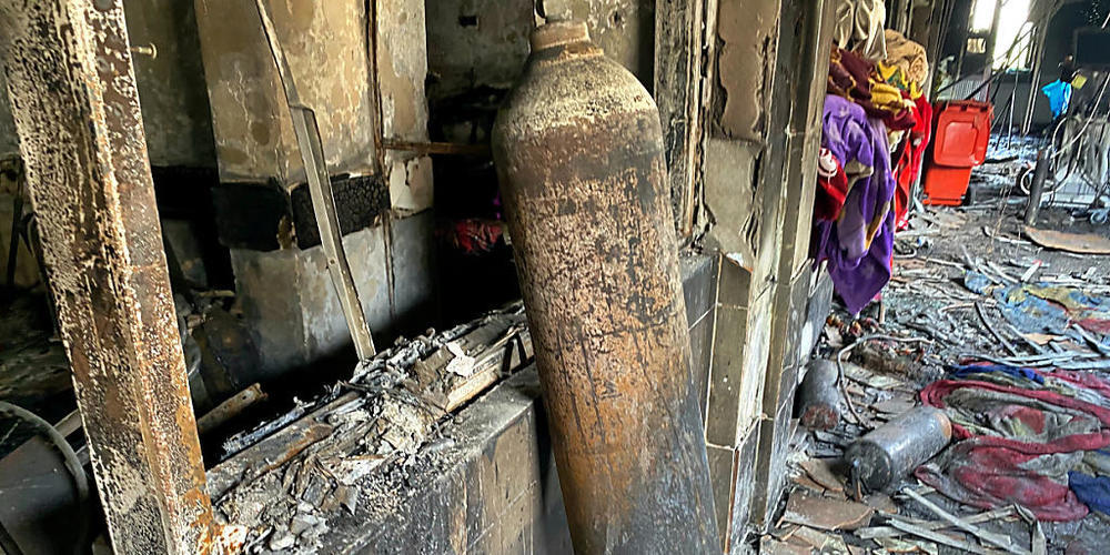 ARCHIV - Der Brand in Bagdad im April wurde ebenso durch die Explosion einer Sauerstoffflasche ausgelöst. Foto: Khalid Mohammed/AP/dpa