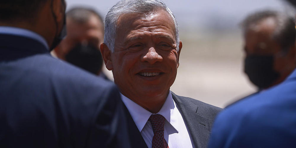 Sein jüngerer Halbbruder soll ein Mordkomplott gegen Jordaniens König Abdullah II. (Mitte) geplant haben. Foto: Ameer Al Mohmmedaw/dpa