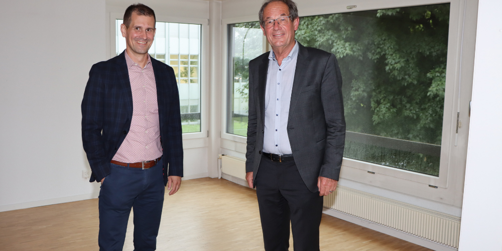 Marco Thoma (l.), Leiter Verwaltung Berufs- und Weiterbildungszentrum Buchs, zusammen mit RhySearch-Verwaltungsratspräsident Werner Krüsi in den Räumlichkeiten, welche das Forschungs- und Innovationszentrum bald beziehen wird.