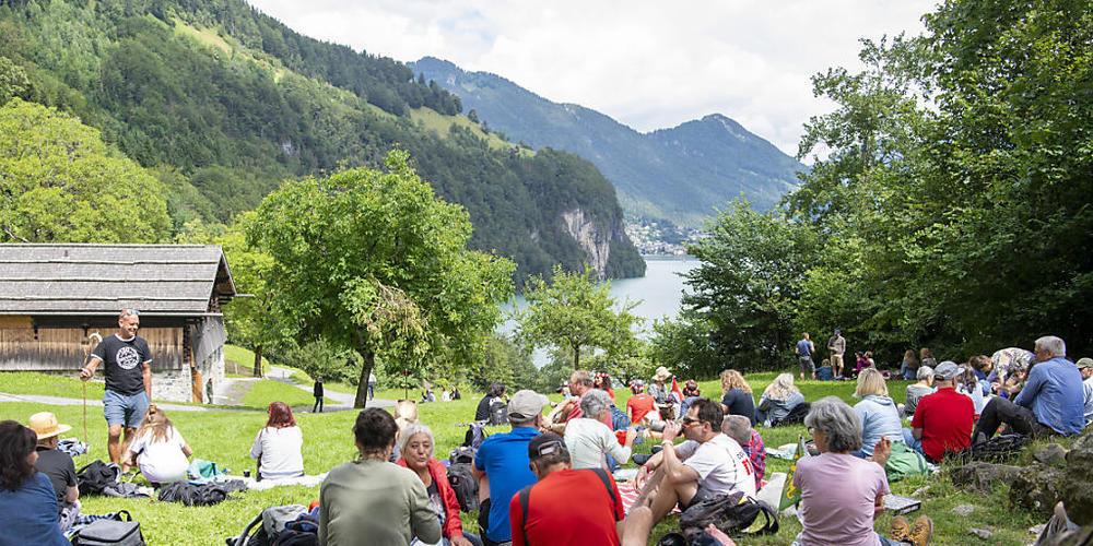 Rund 100 Corona-Massnahmenkritiker versammelten sich am Sonntag nach der erfolgreichen Unterschriftensammlung gegen das Covid-19 Gesetz auf dem Rütli zum Picknick. (KEYSTONE/Urs Flueeler) Geo-Information: SWITZERLAND SCHWEIZ SUISSE/RUETLI Quelle: ...