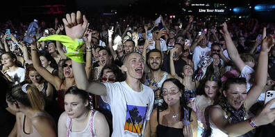 Besucher und Besucherinnen des Exit-Festivals tanzen vor einer der Bühnen in Novi Sad. Foto: Darko Vojinovic/AP/dpa