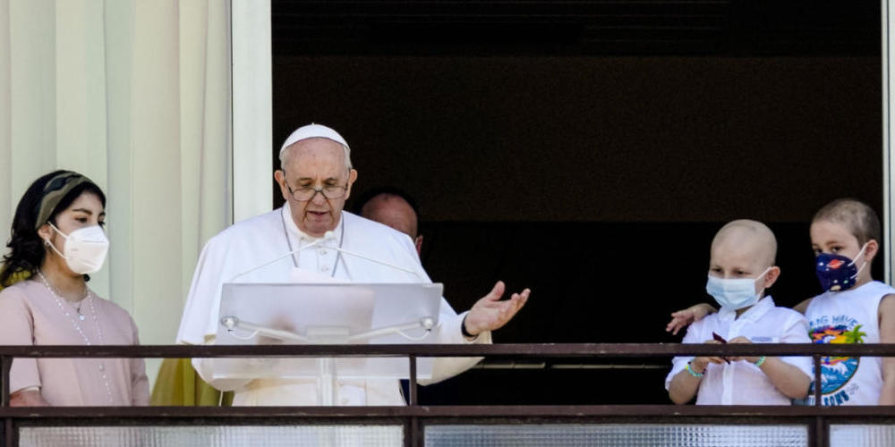 Papst Franziskus (2.v.l) steht gemeinsam mit onkologischen Patienten auf einem Balkon der Poliklinik «Agostino Gemelli», in die er am 04.07. für eine Darmoperation eingeliefert wurde, und spricht das Angelus-Gebet. Foto: Alessandra Tarantino/AP/dpa