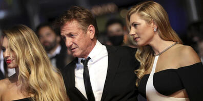 Dylan Penn (l-r) Sean Penn und Katheryn Winnick posieren für Fotografen bei der Ankunft zur Premiere des Films "Flag Day" bei den 74. internationalen Filmfestspielen in Cannes. Foto: Vianney Le Caer/Invision/dpa