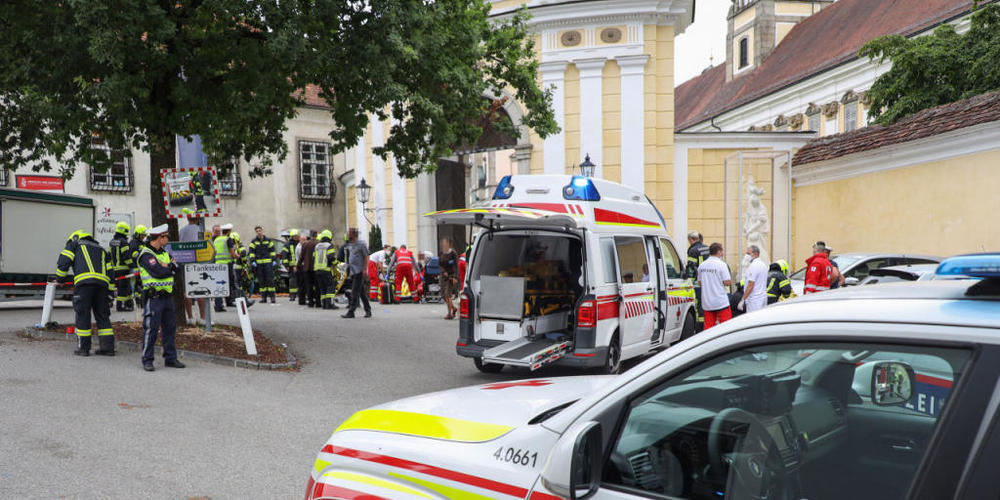 HANDOUT - Rettungskräfte arbeiten an der Unfallstelle auf dem Wochenmarkt in St. Florian. Foto: Matthias Lauber/ Laumat.At/APA/dpa - ACHTUNG: Nur zur redaktionellen Verwendung im Zusammenhang mit der aktuellen Berichterstattung und nur mit vollstä...