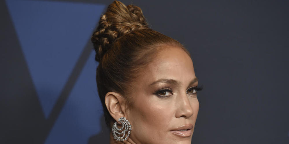 ARCHIV - Jennifer Lopez kommt zu den «Governors Awards». Lopez (51) will sich auf Musical-Projekte einlassen. «Lass uns das machen», schrieb die Sängerin und Schauspielerin am Montag in einem Tweet, in dem sie mehrere Produktionspartner verlinkte....